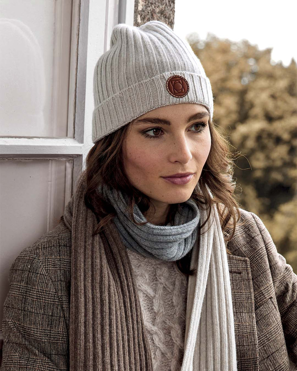 Notre bonnet Aspen Renouard en laine et cachemire ficelle, vu porté par notre mannequin. 