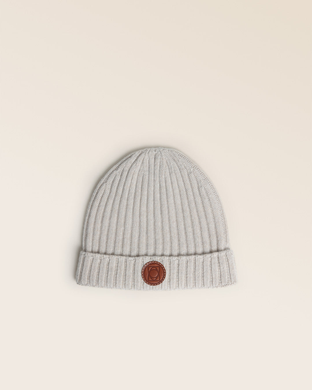 Notre bonnet Aspen Renouard en laine et cachemire ficelle, vu de face en studio.