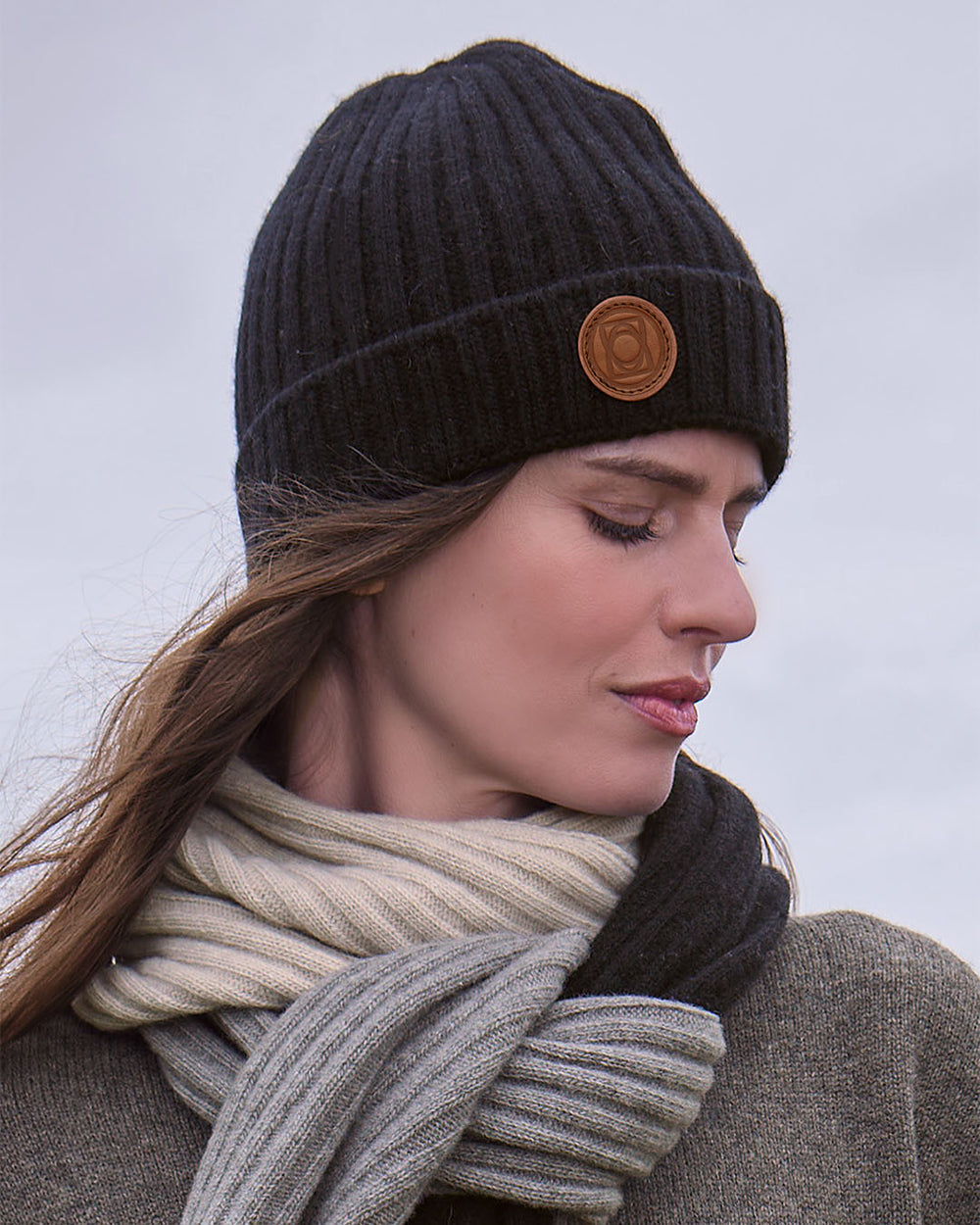 Le bonnet Aspen Renouard en laine et cachemire noir, vu porté par notre mannequin.