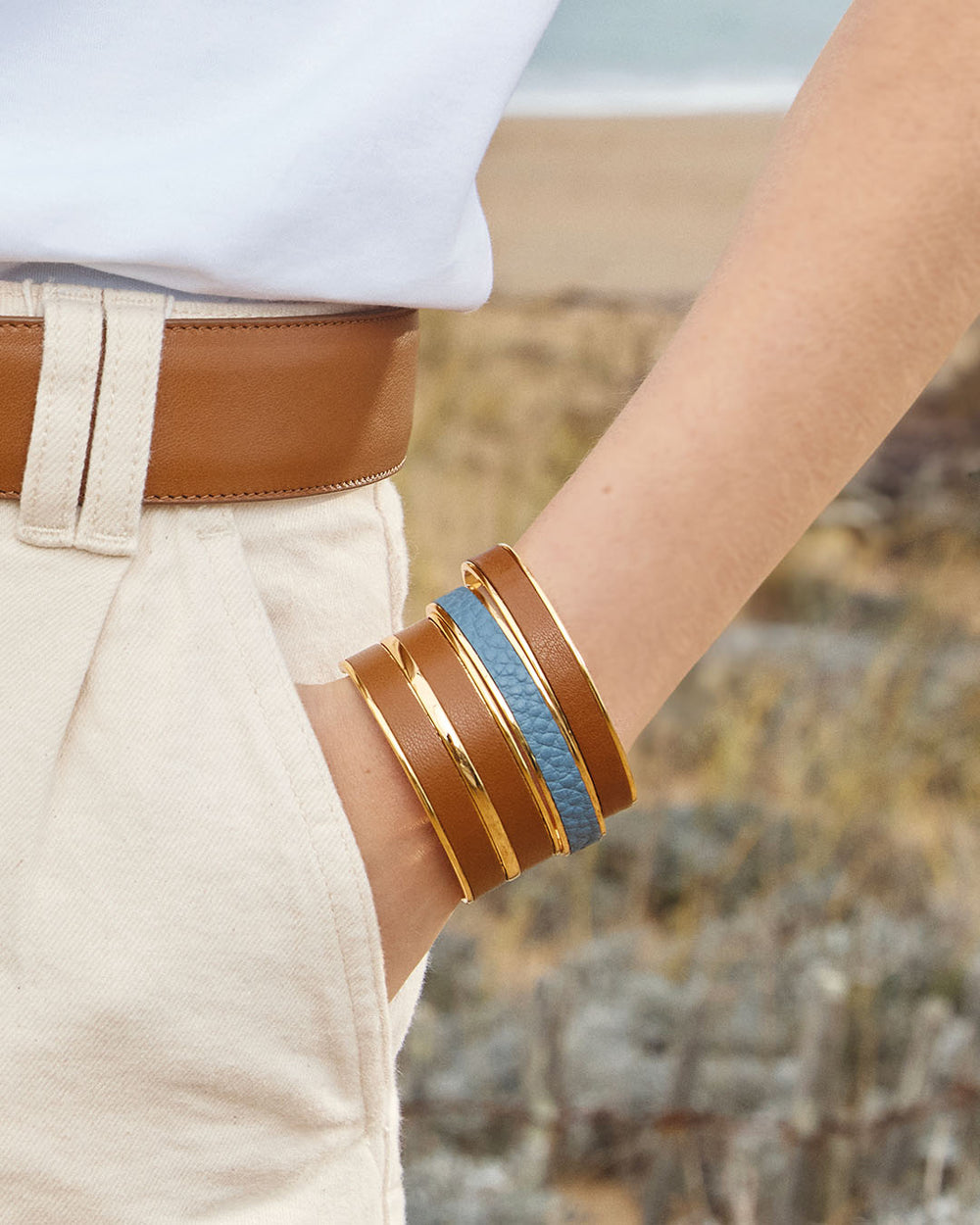 Notre bracelet Adeline en cuir vintage camel vu portée par notre mannequin.