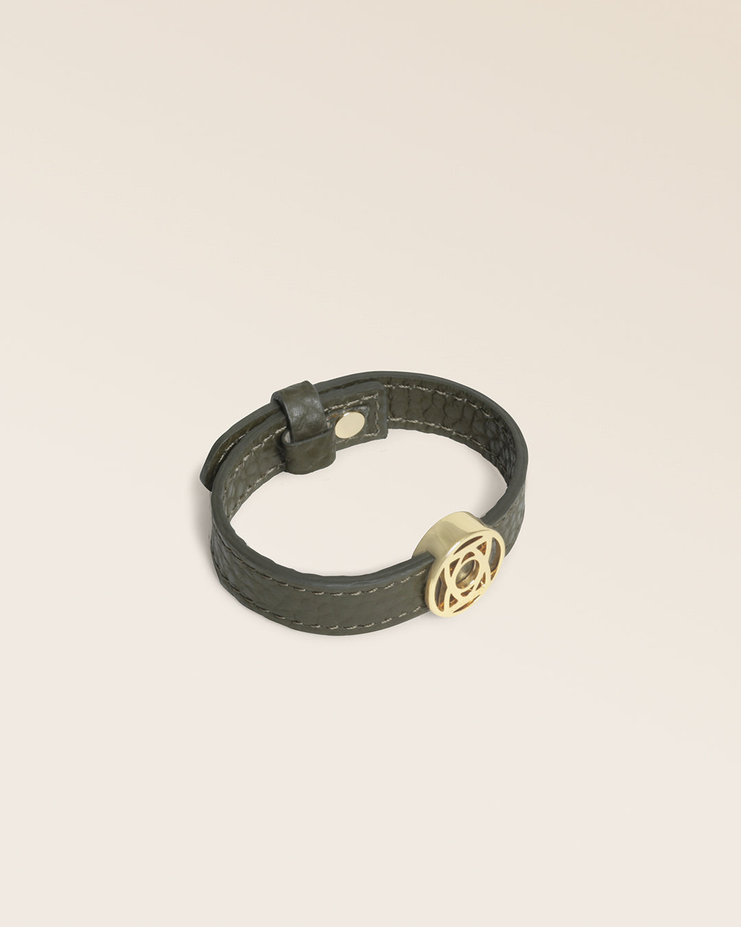 Notre bracelet Alezan Renouard en cuir façon vigogne kaki, vu de quart en studio.