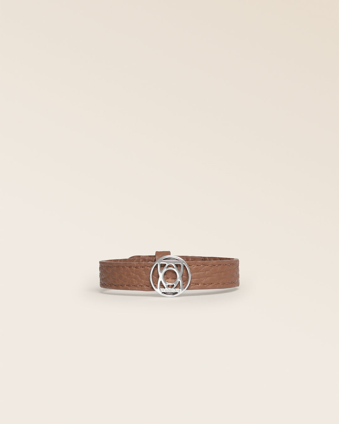 Le bracelet Alezan Renouard en cuir façon vigogne fauve et accessoire nickelé, vu de face en studio.