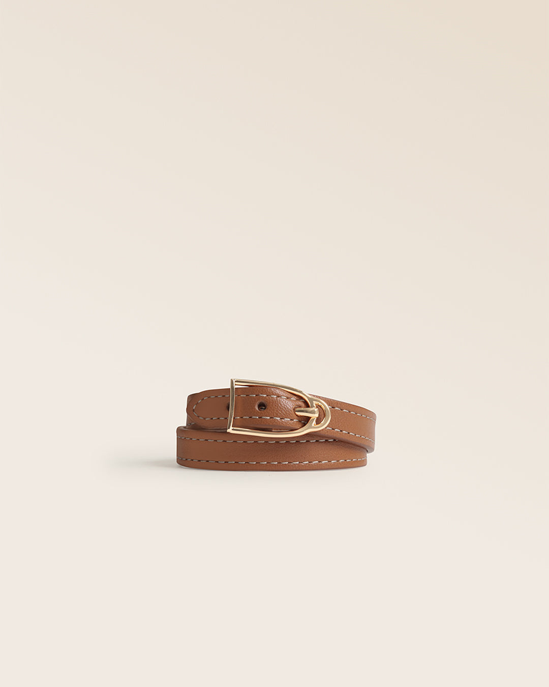 Our Renouard Derby bracelet in vintage camel leather and gold accessory, seen from the front in the studio.