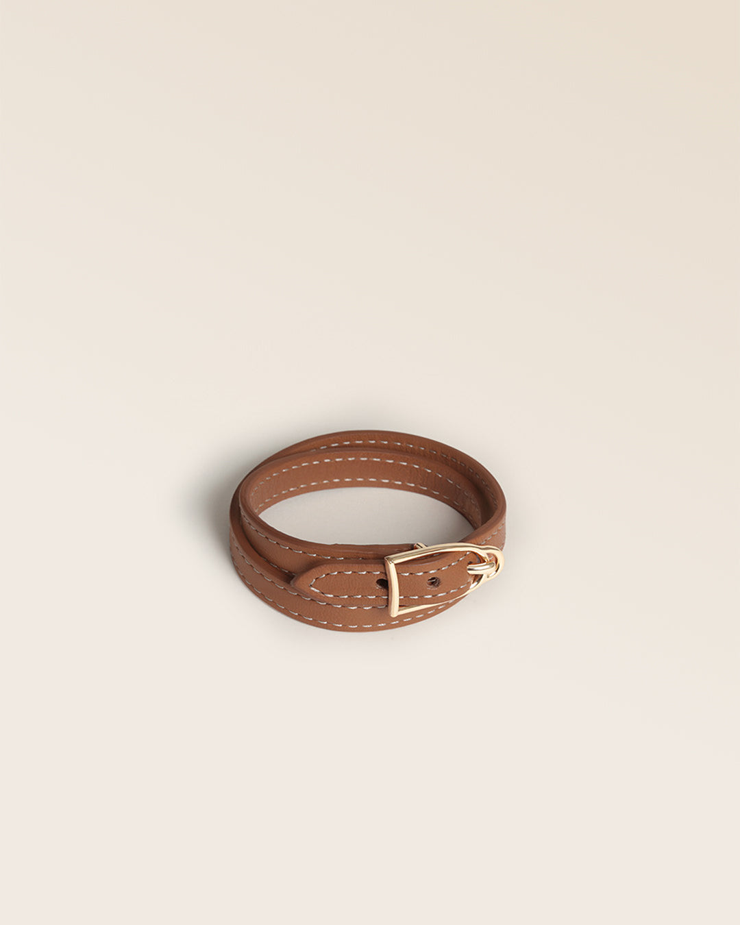 Our Renouard Derby bracelet in vintage camel leather and gold accessory, seen from the quarter in the studio.