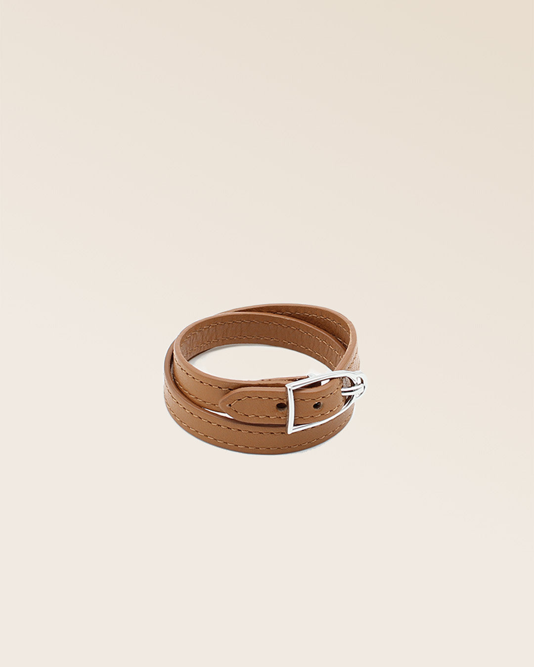 Our Renouard Derby bracelet in vintage camel leather and nickel-plated accessory, seen from a quarter in the studio.