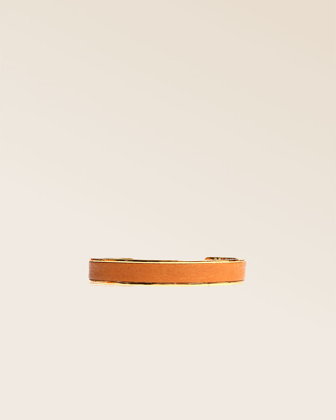 Notre bracelet Pacôme doré en cuir lisse camel vu de face en studio.