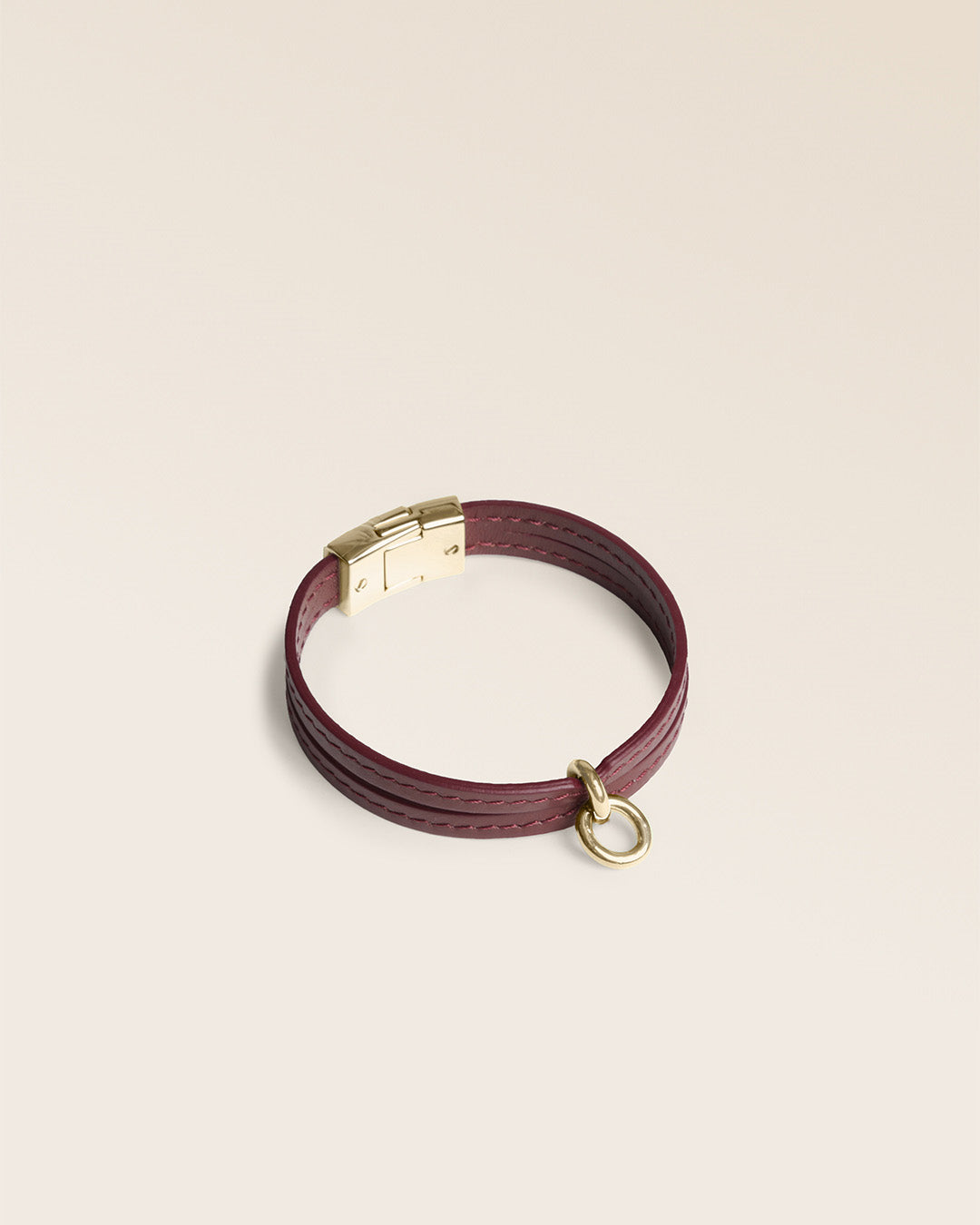 Le bracelet Twin Renouard en cuir lisse acajou, vu de quart en studio.