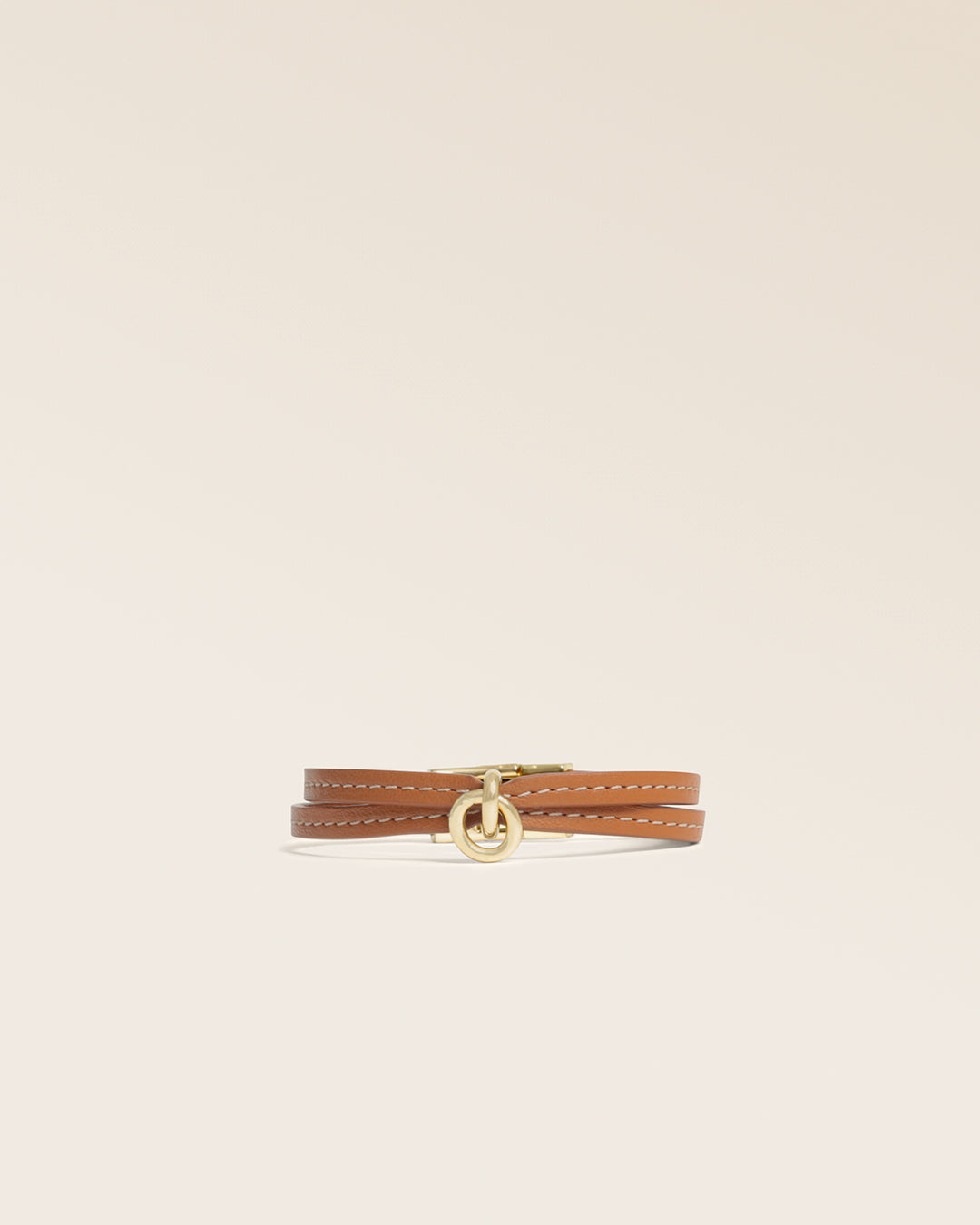 Notre bracelet Twin Renouard en cuir vintage camel, vu de face en studio.