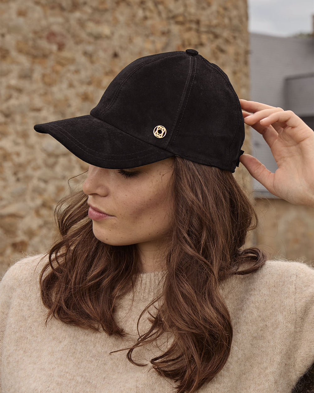 Notre Casquette Alba Renouard en cuir nubuck noir vue portée par notre mannequin. 
