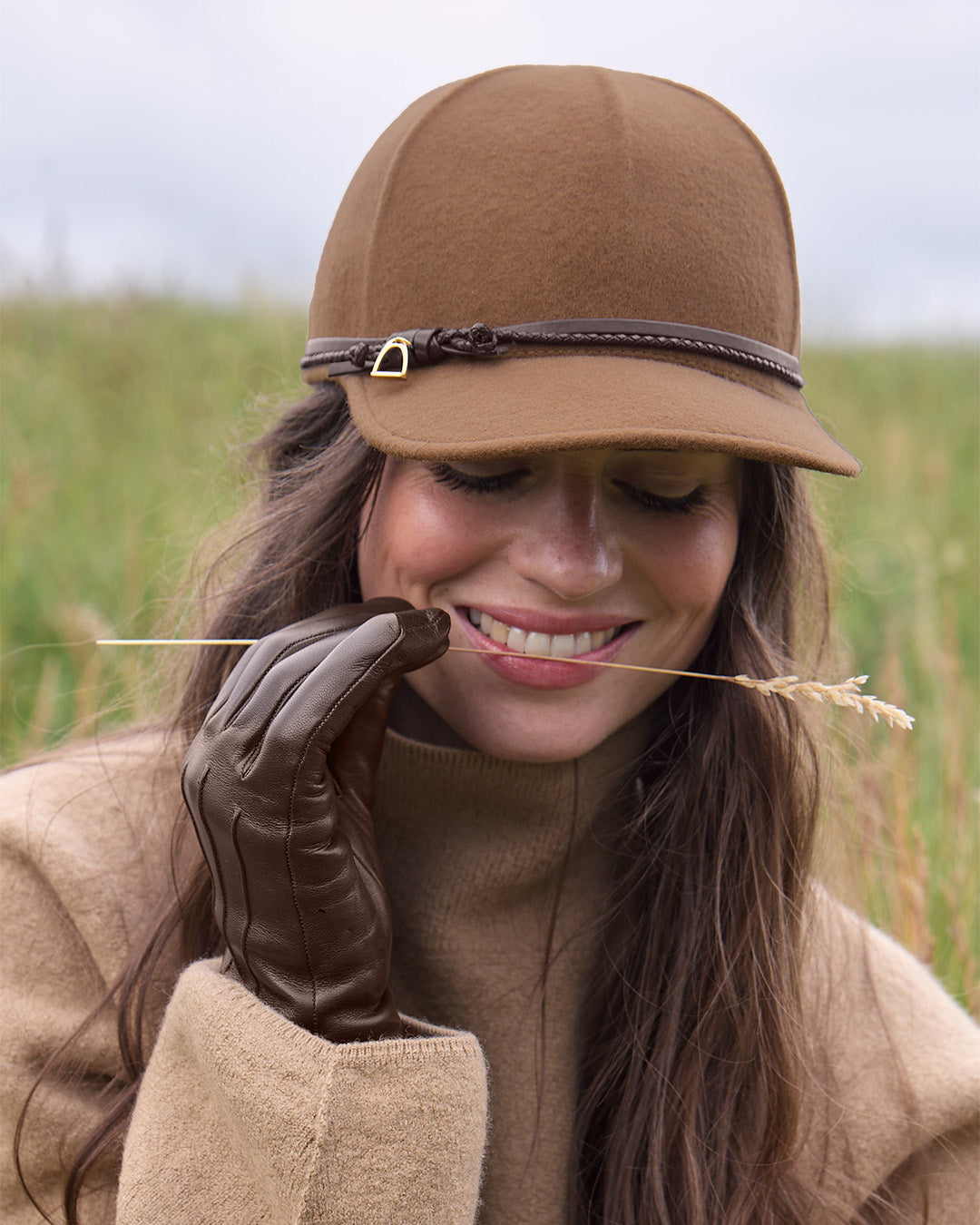La casquette Jockey Renouard en laine camel, vue portée par notre mannequin.