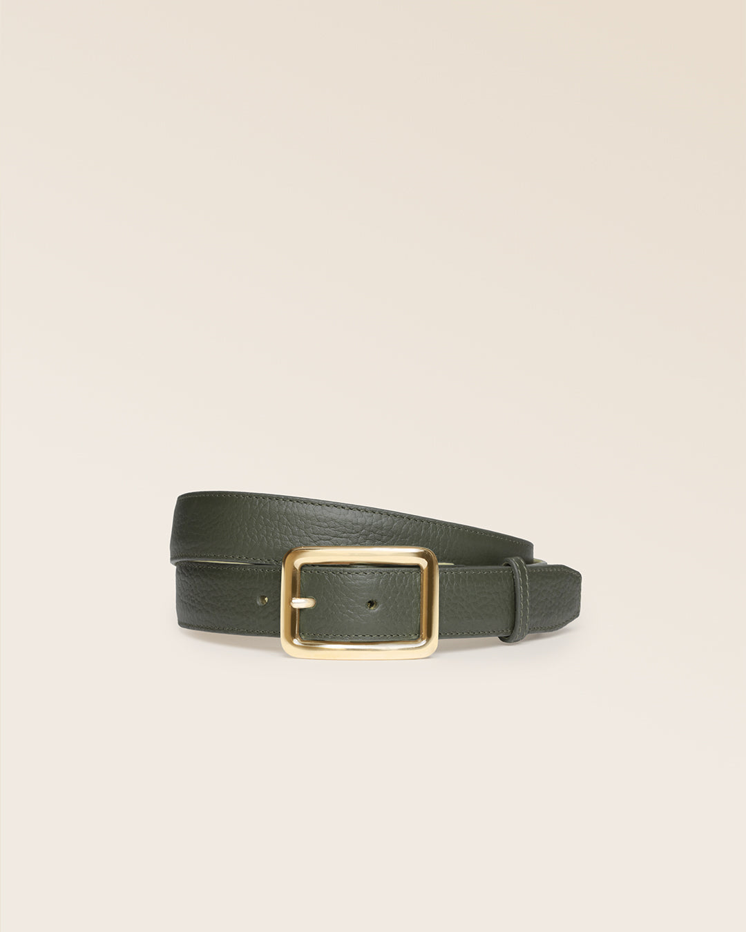 La ceinture Ariane Renouard, en cuir façon vigogne kaki et boucle dorée, vue de face en studio. 