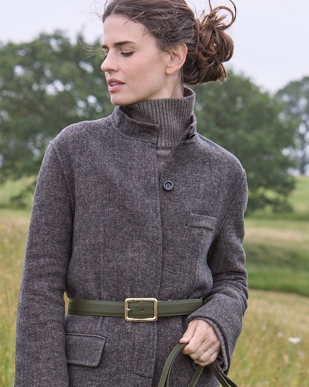 La ceinture Ariane Renouard, en cuir façon vigogne kaki et boucle dorée, vue portée par notre mannequin. 
