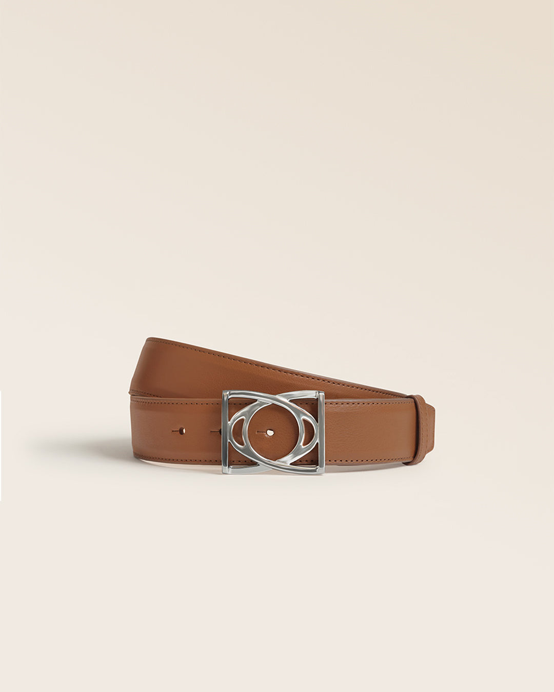 Notre ceinture Cabriole Renouard en cuir vintage camel, vue de face en studio.