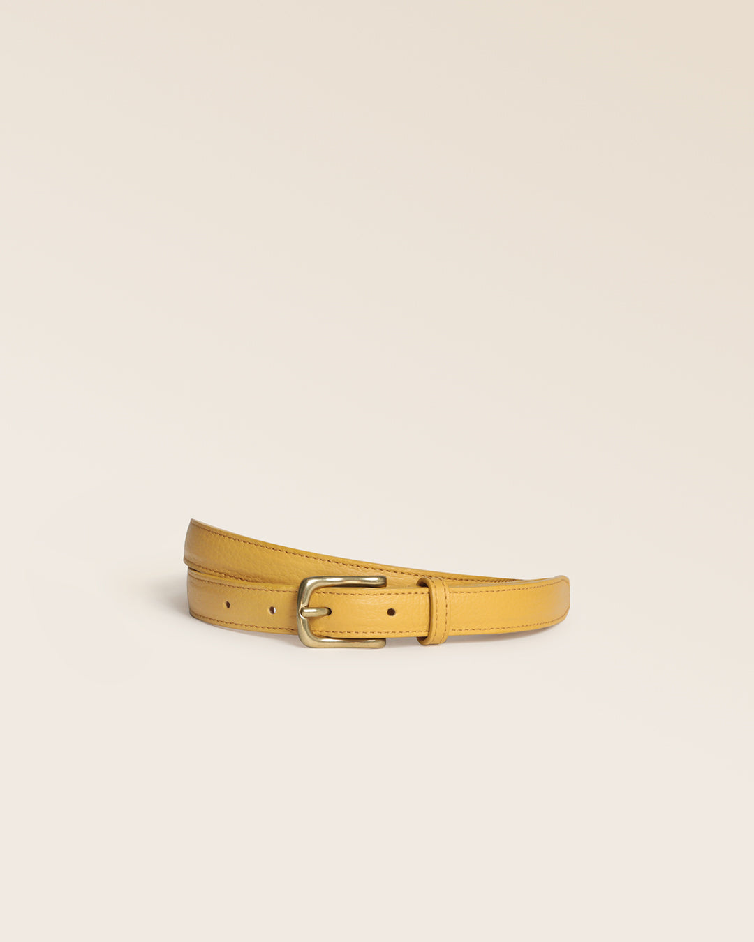 Notre ceinture Célia en cuir façon vigogne ananas, vue de face en studio.