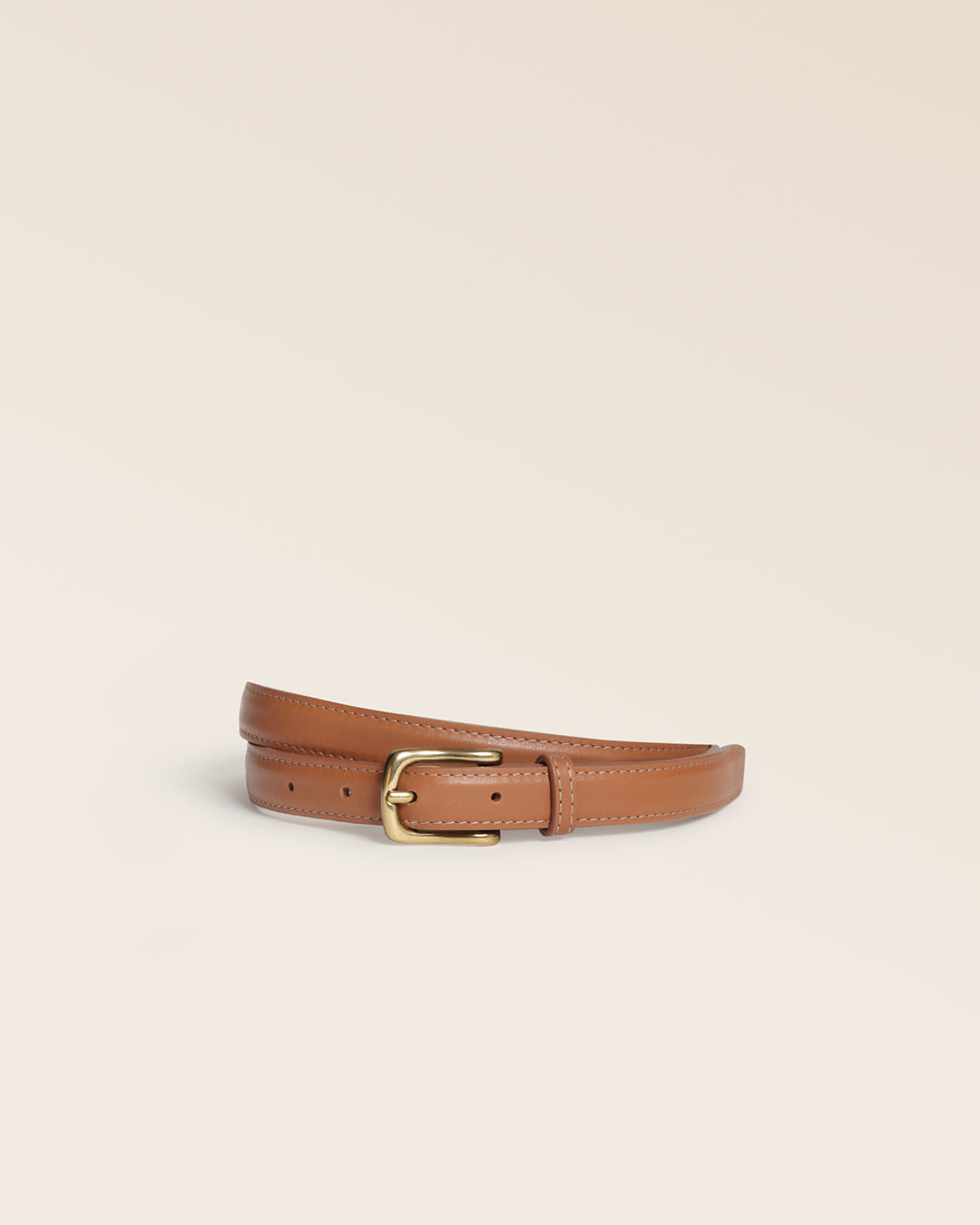 La ceinture Célia Renouard en cuir lisse camel, vue de face en studio.