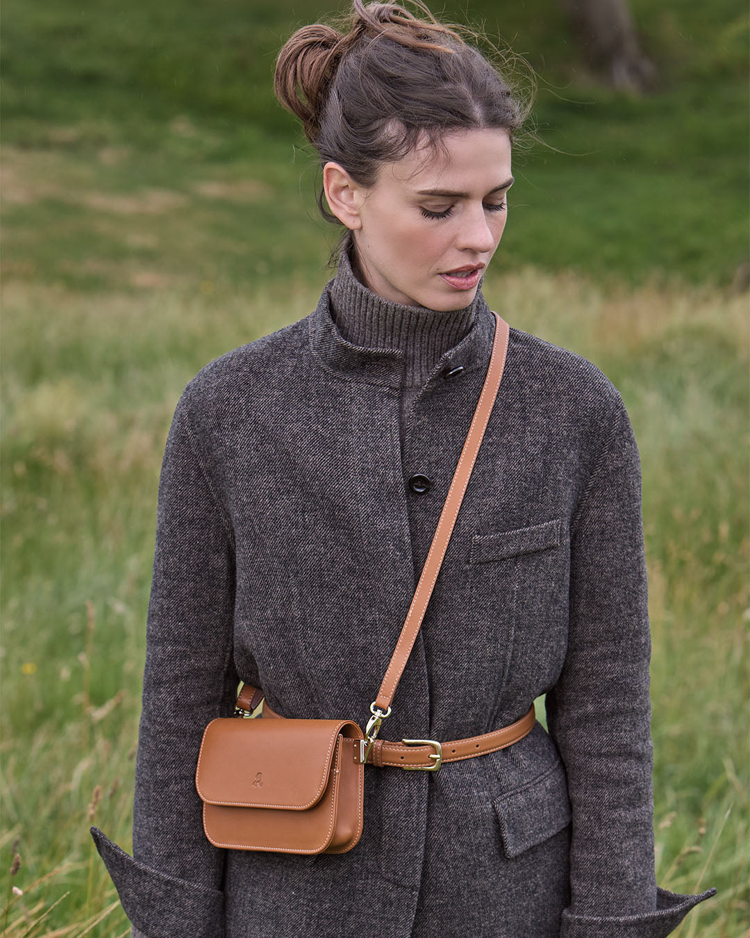 La ceinture Célia Renouard, en cuir lisse camel, vue portée par notre mannequin.