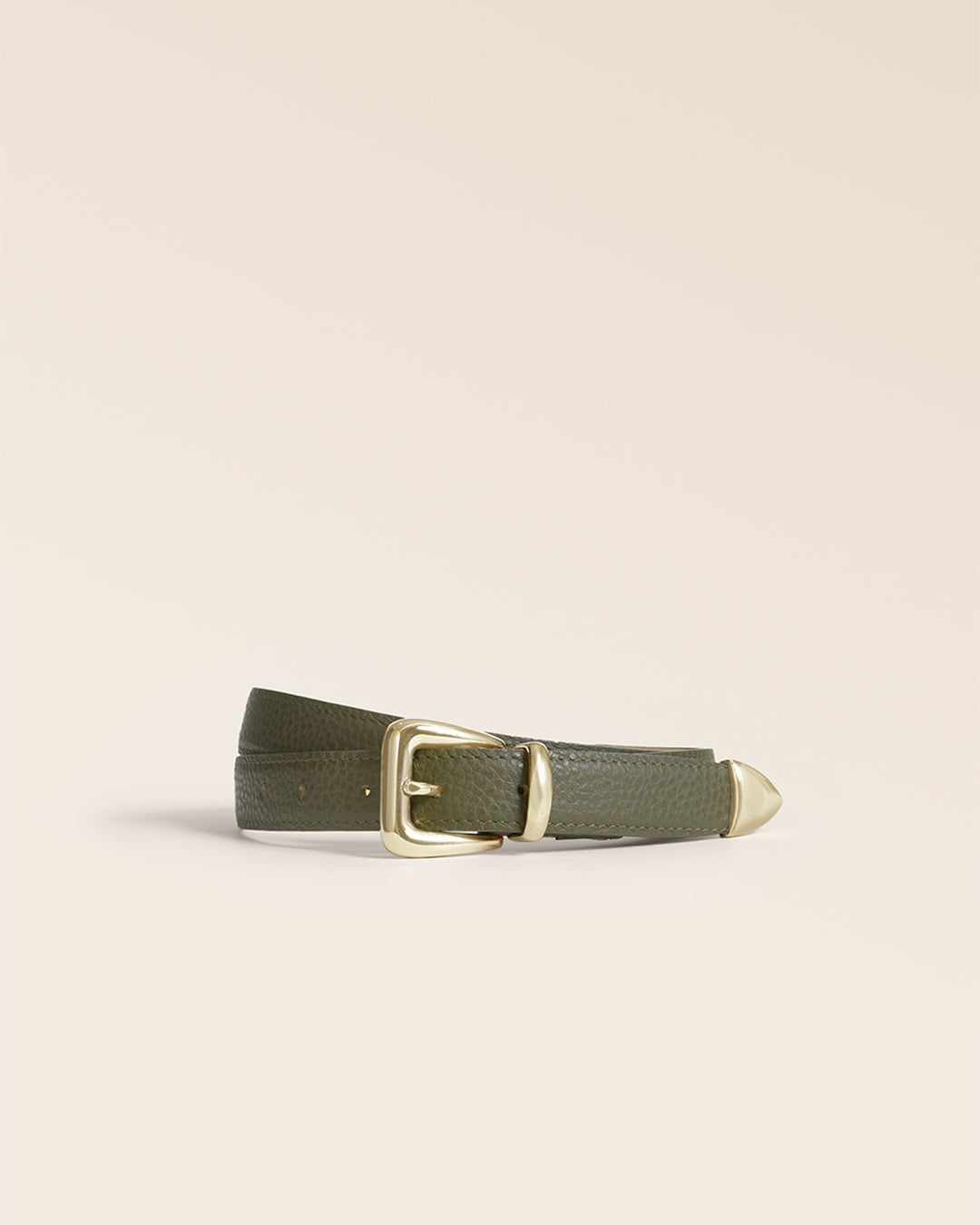 La ceinture Dakota Renouard, en cuir façon vigogne kaki, vue de face en studio.