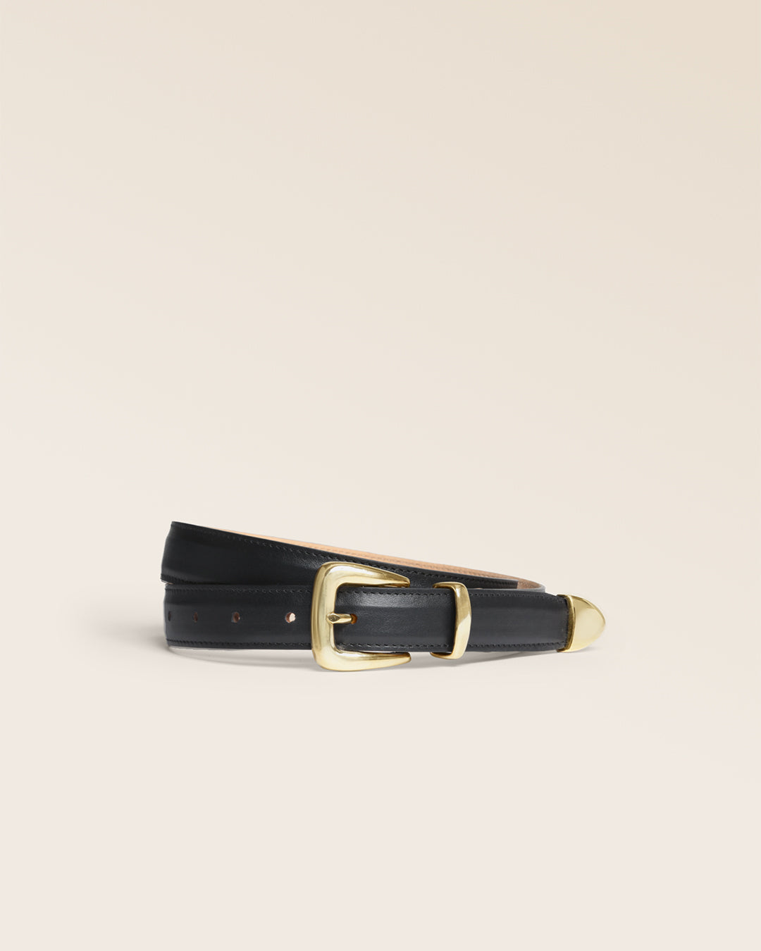 La ceinture Dakota Renouard en cuir lisse noir et boucle dorée, vue de face en studio.