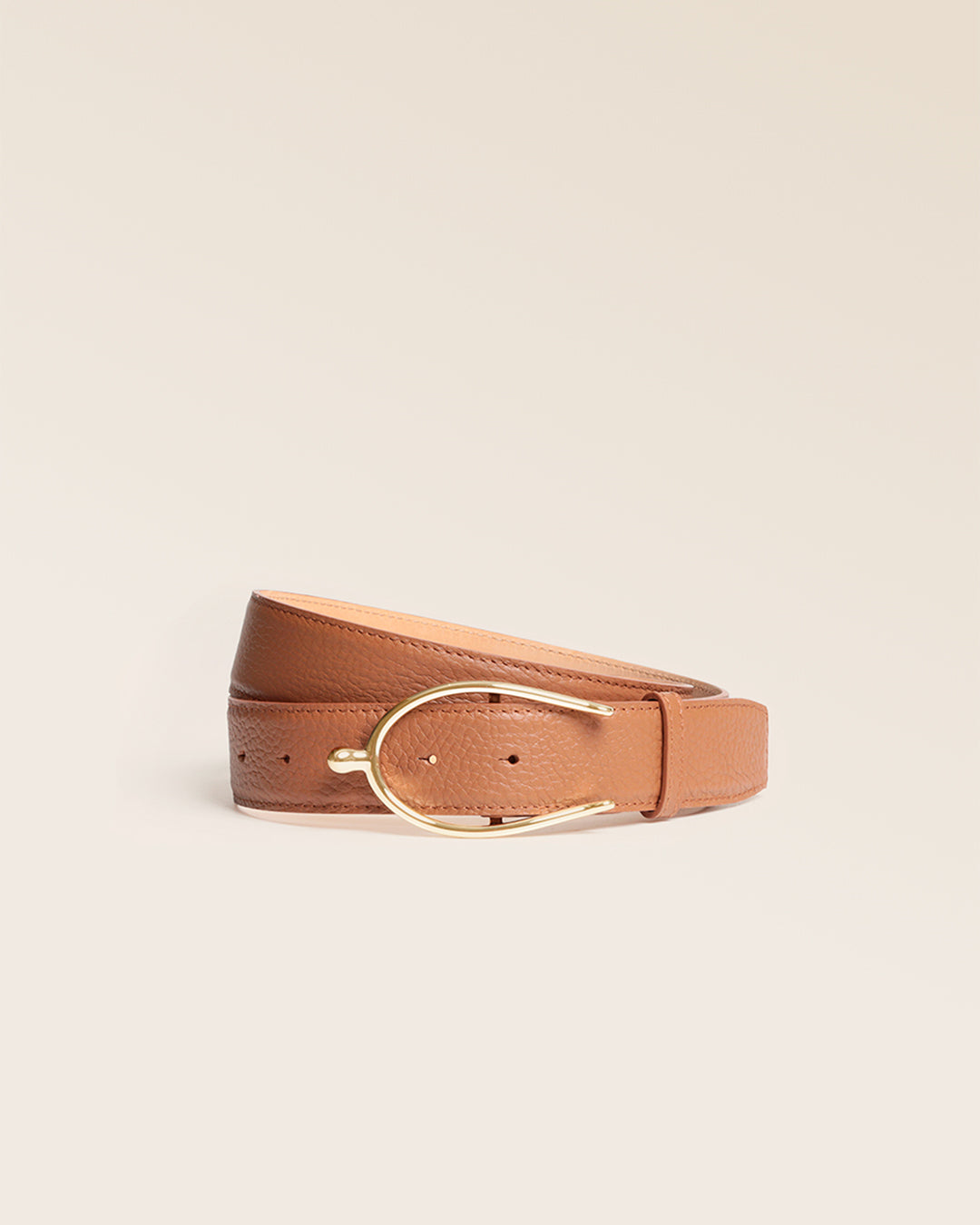 Notre ceinture Éperon Renouard, en cuir façon vigogne fauve, vue de face en studio.