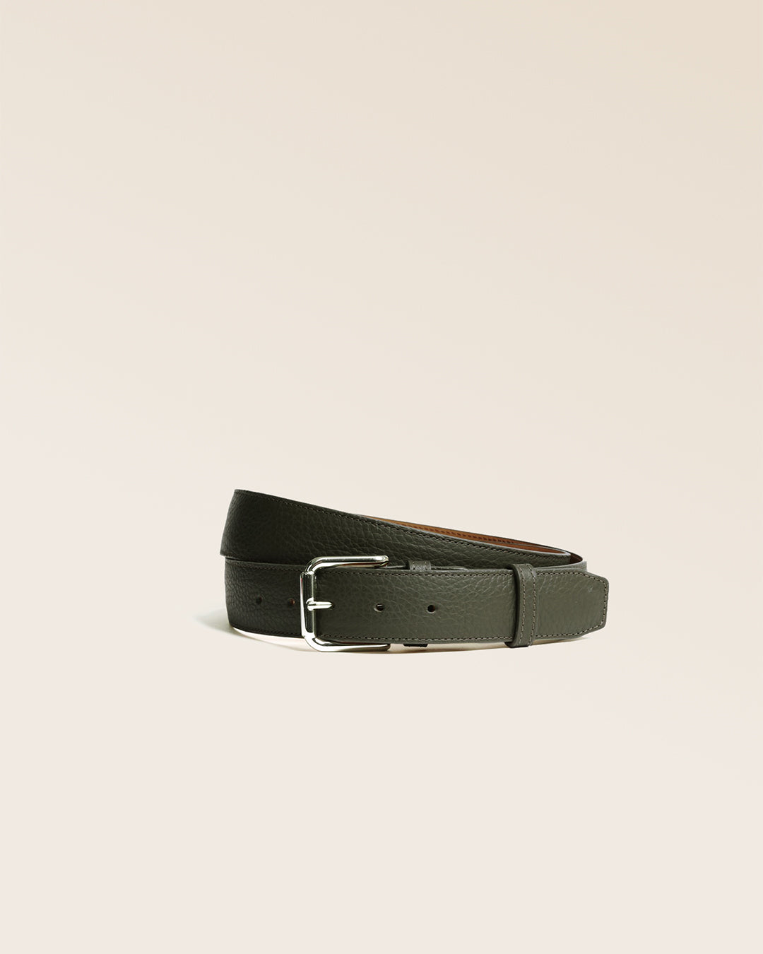 Notre ceinture Hugo Renouard en cuir façon vigogne kaki, vue de face en studio.