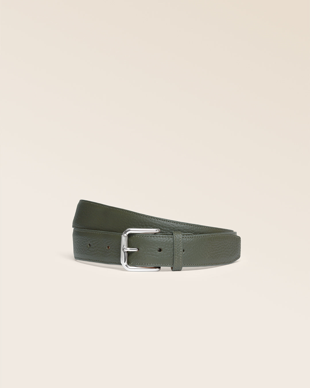 La ceinture Hugo Renouard en cuir façon vigogne kaki, vue de face en studio.