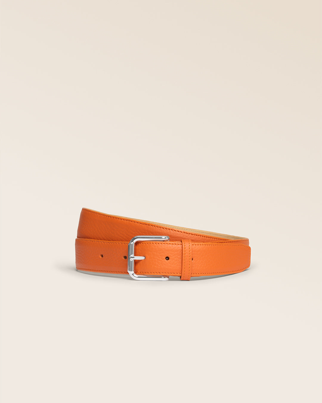 La ceinture Hugo Renouard en cuir façon vigogne orange, vue de face en studio.