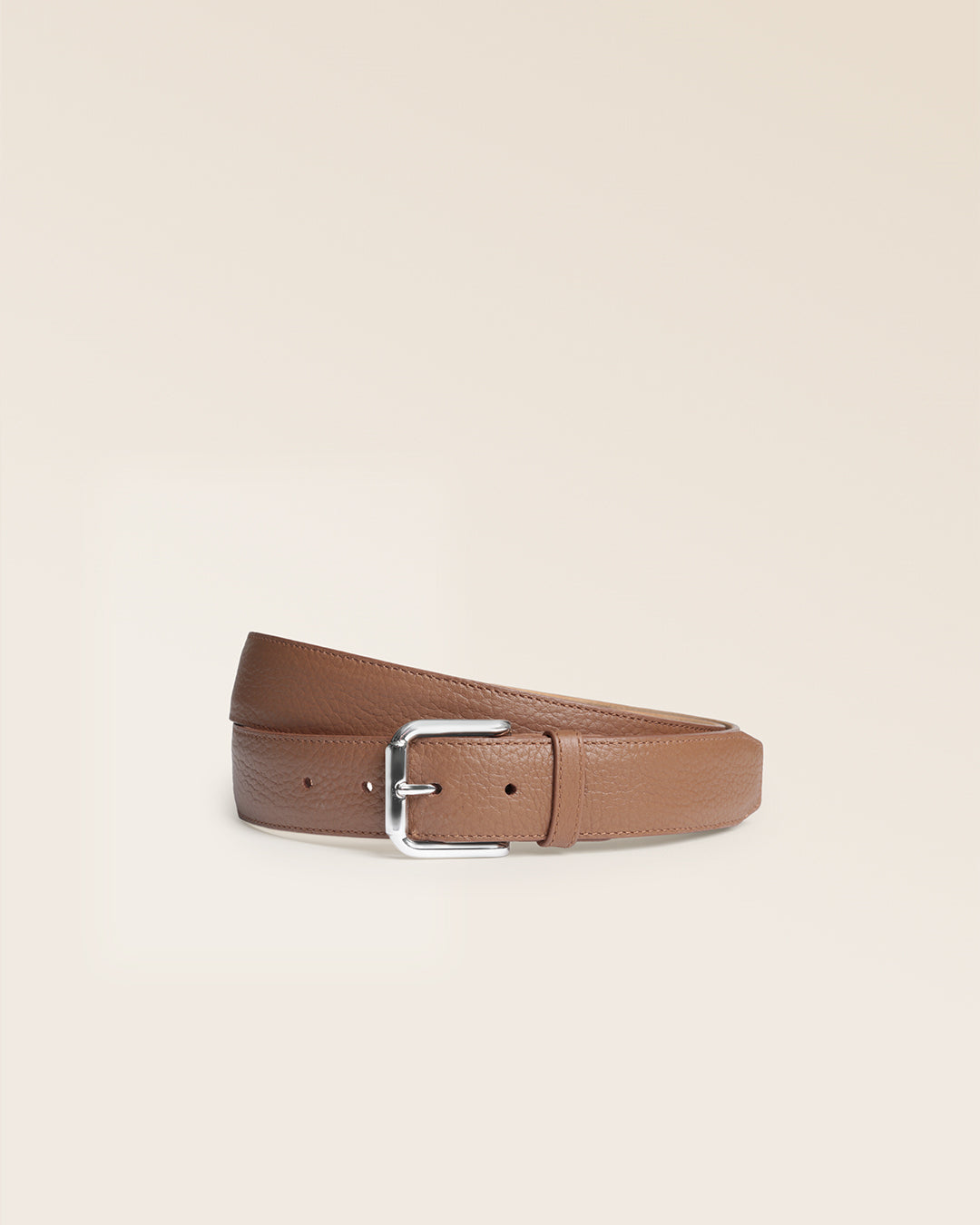 La ceinture Hugo Renouard en cuir façon vigogne fauve et boucle nickelée, vue de face en studio.