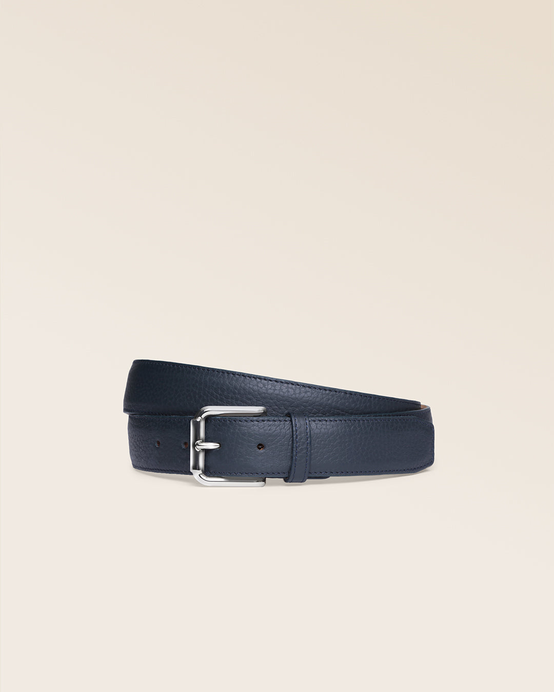 La ceinture Hugo Renouard en cuir façon vigogne marine et boucle nickelée, vue de face en studio.