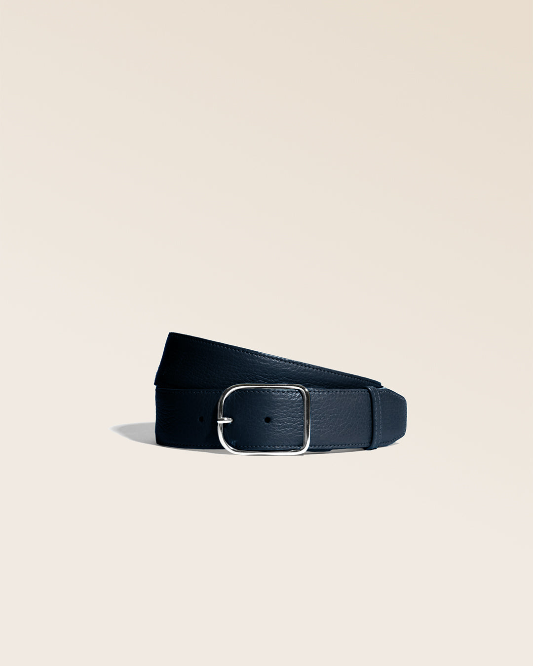 Notre ceinture James Renouard, en cuir façon vigogne bleu marine, vue de face en studio.