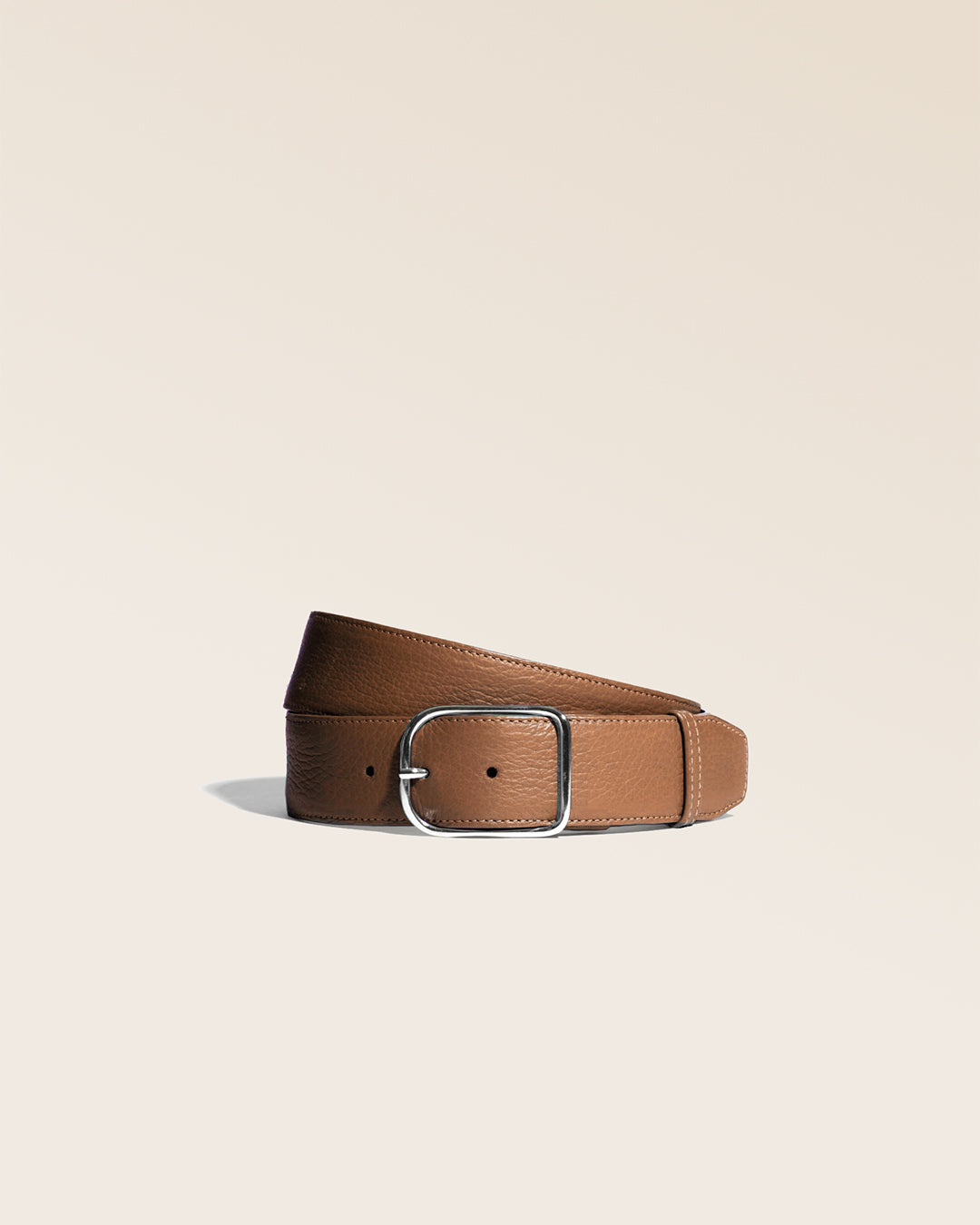 Notre ceinture James Renouard, en cuir façon vigogne fauve, vue de face en studio.