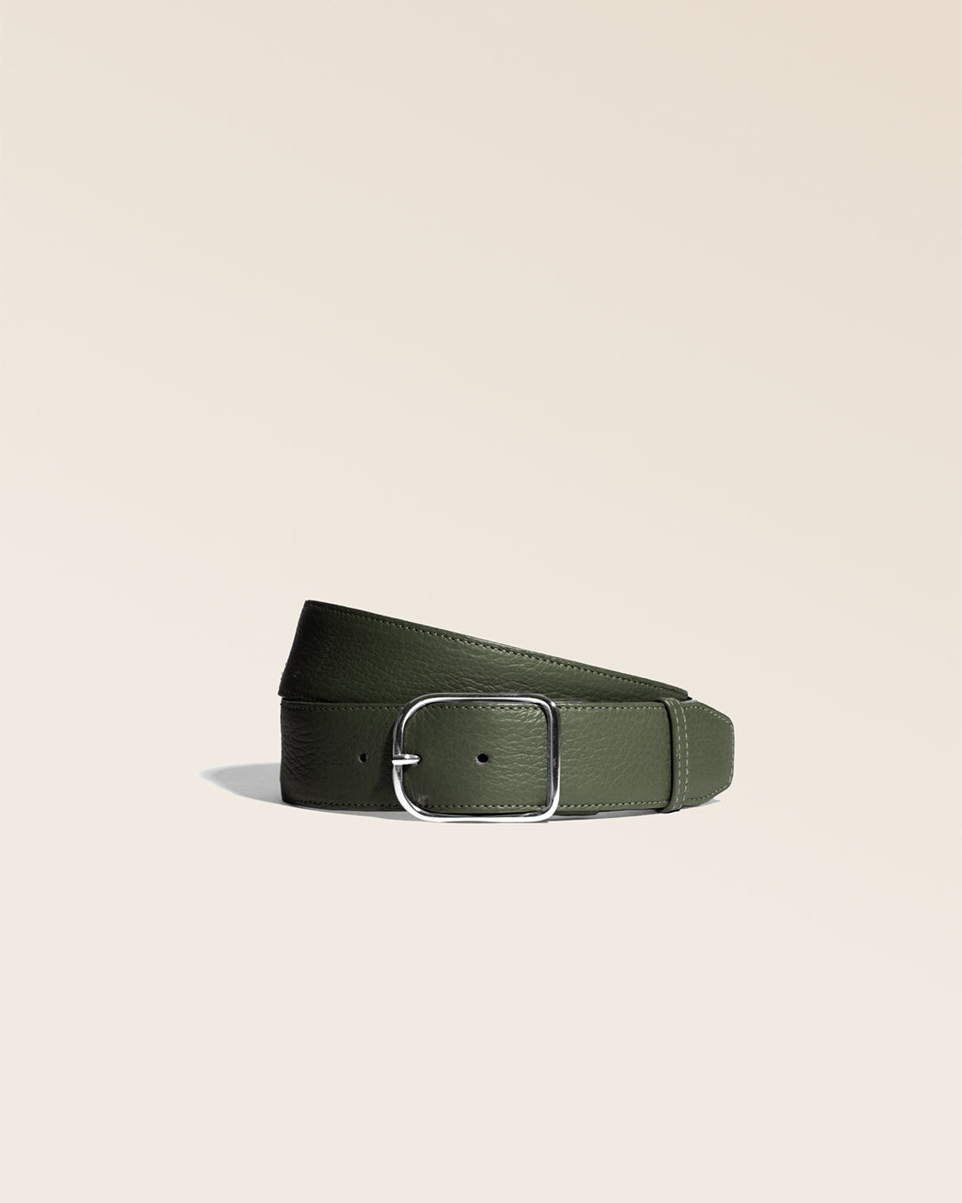 Notre ceinture James Renouard, en cuir façon vigogne kaki, vue de face en studio.