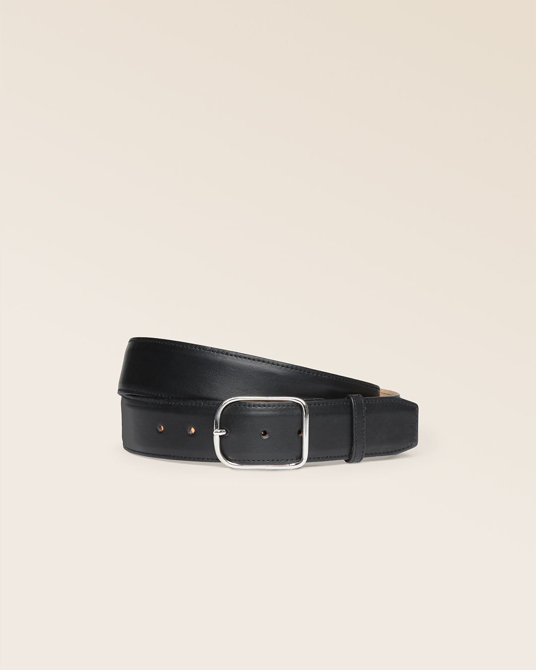 La ceinture James Renouard en cuir lisse noir et boucle nickelée, vue de face en studio.