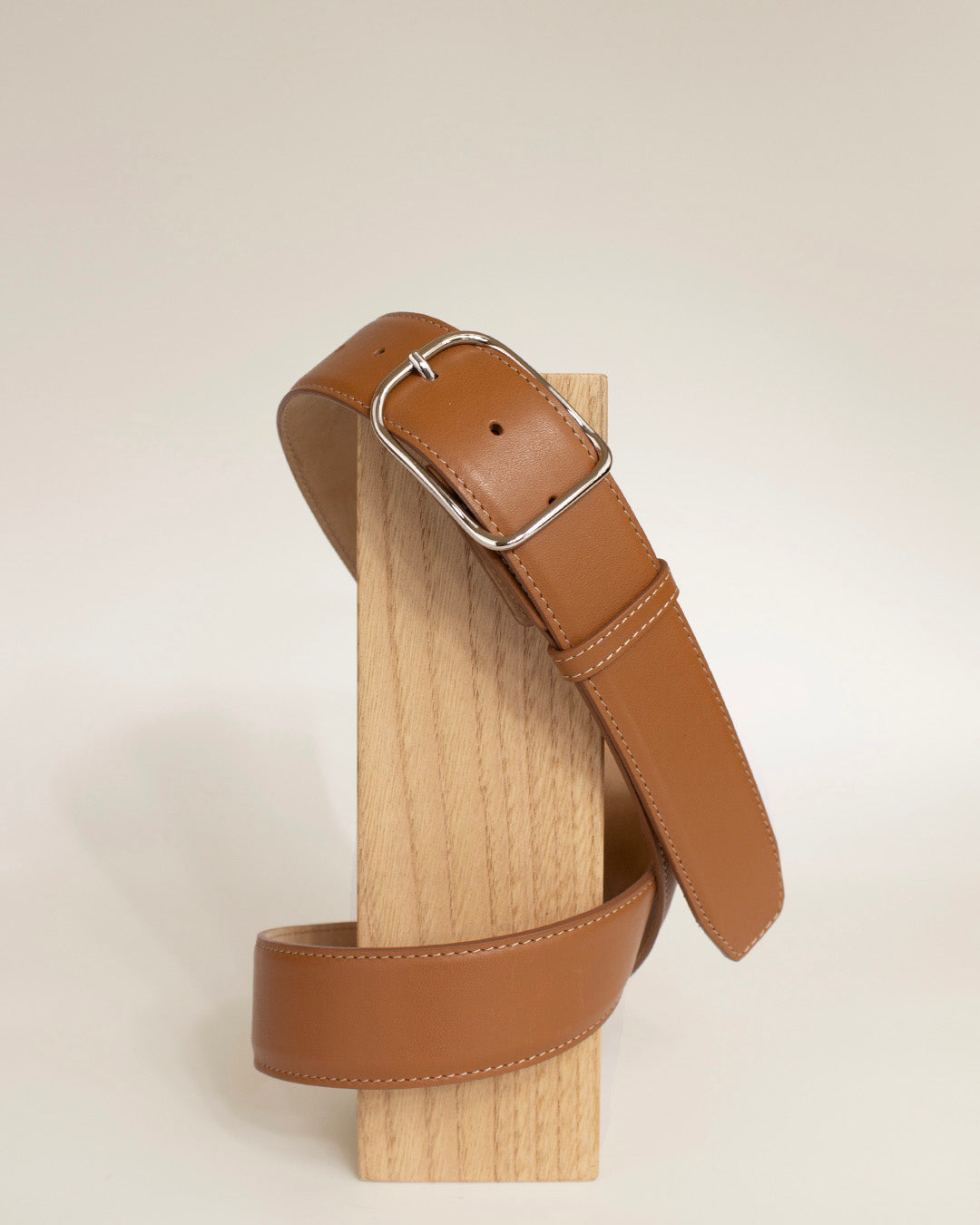 Notre ceinture James Renouard en cuir vintage camel, vue de face en ambiance.