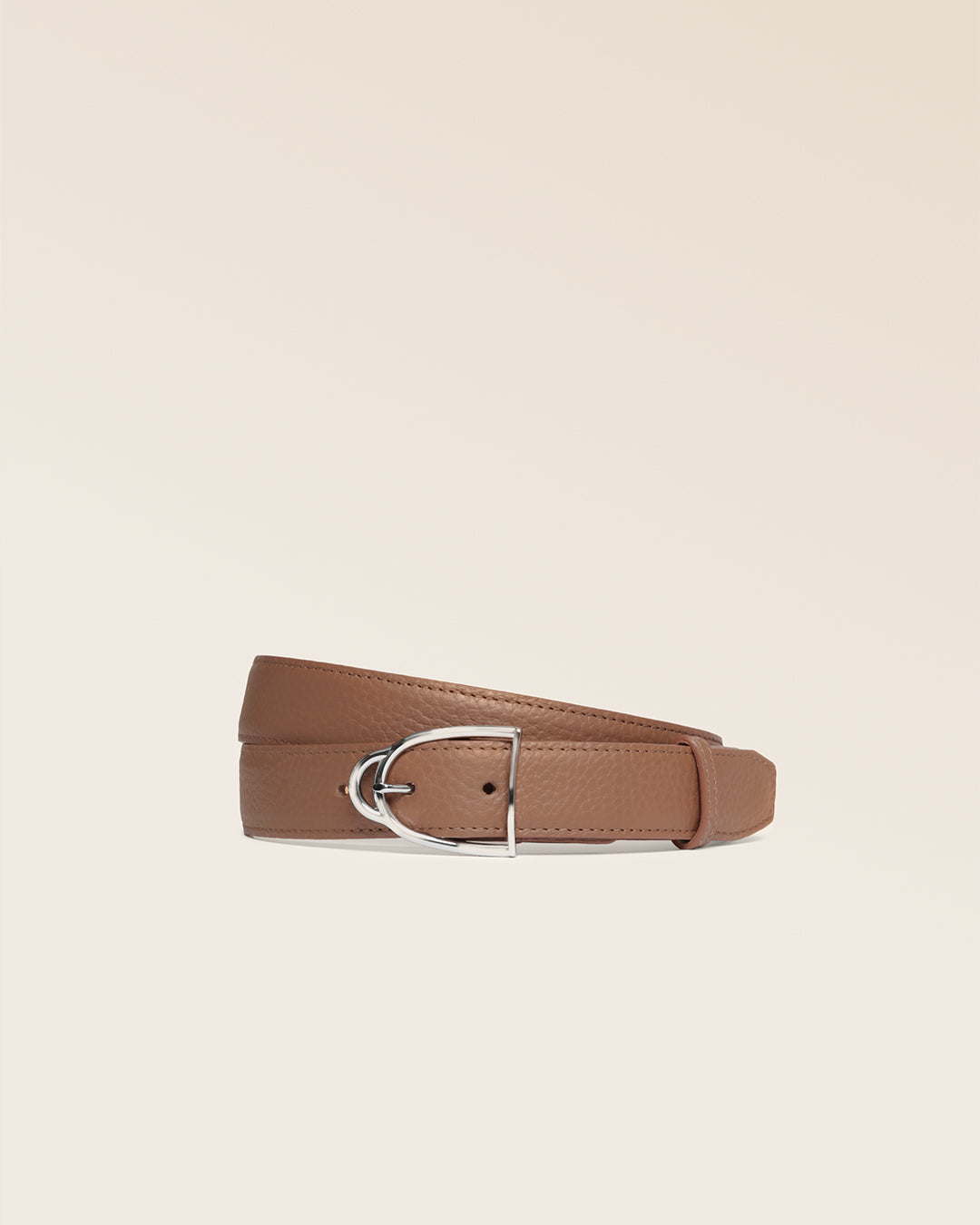 La ceinture Jockey Renouard en cuir façon vigogne fauve, vue de face en studio.