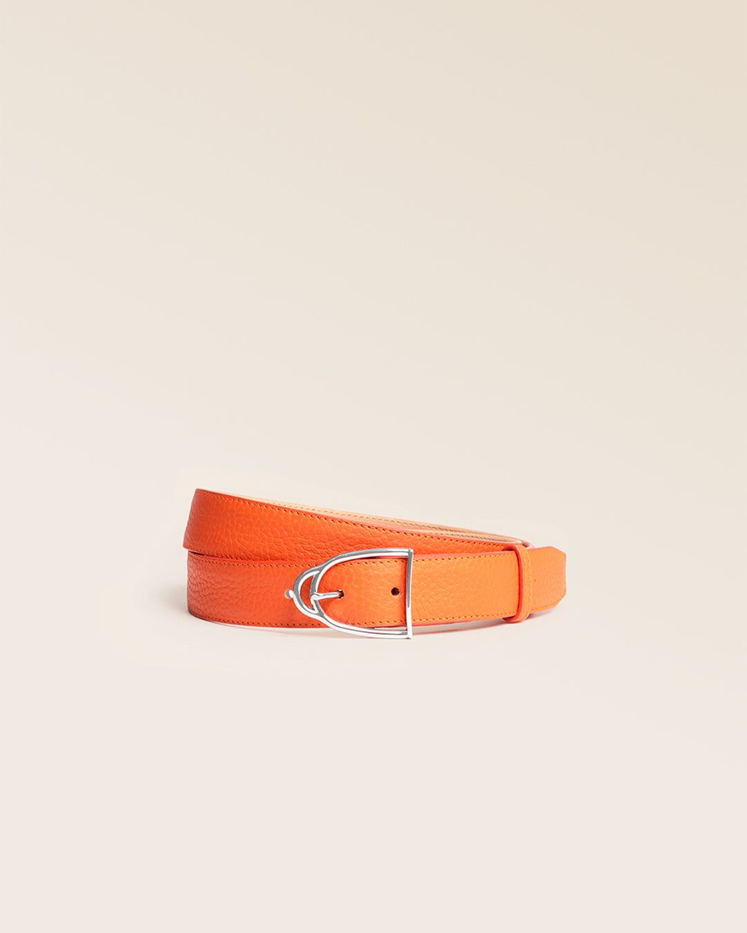 Notre ceinture Jockey Renouard en cuir façon vigogne orange, vue de face en studio.
