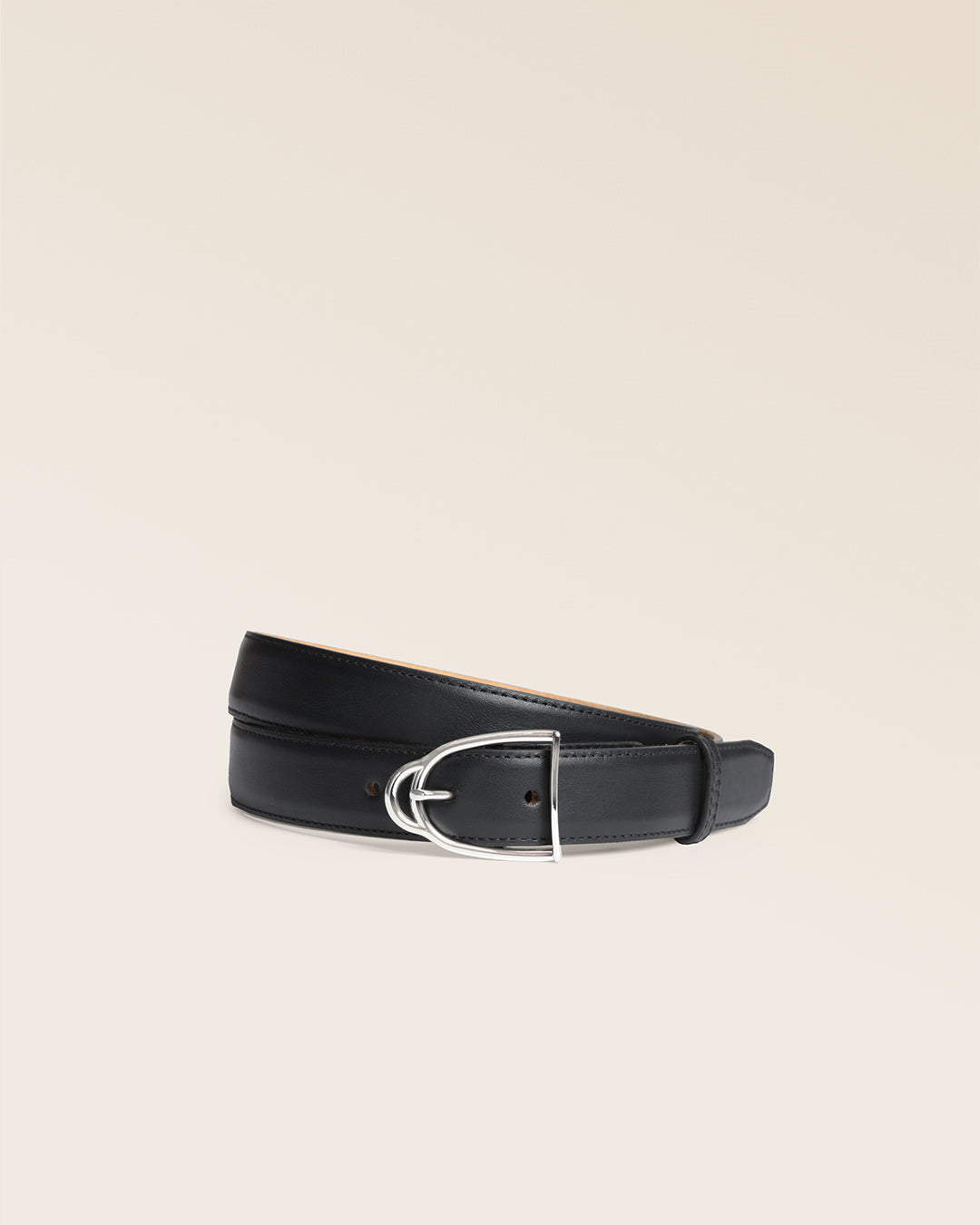 La ceinture Jockey Renouard en cuir lisse noir et boucle nickelée, vue de face en studio.