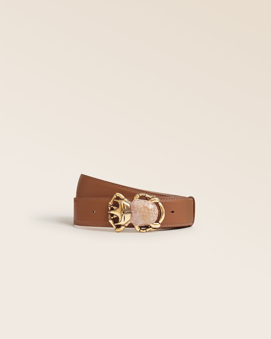 Notre ceinture Kayenne Renouard en cuir vintage camel et sa boucle scarabée, vue de face en studio.