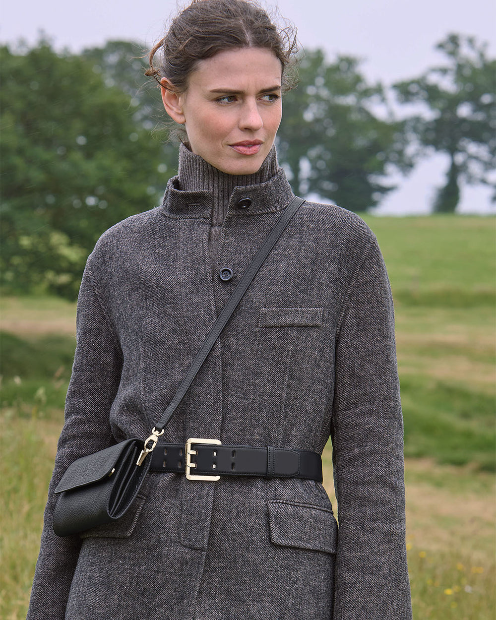 La ceinture London Renouard en cuir lisse noir vu portée par notre mannequin.