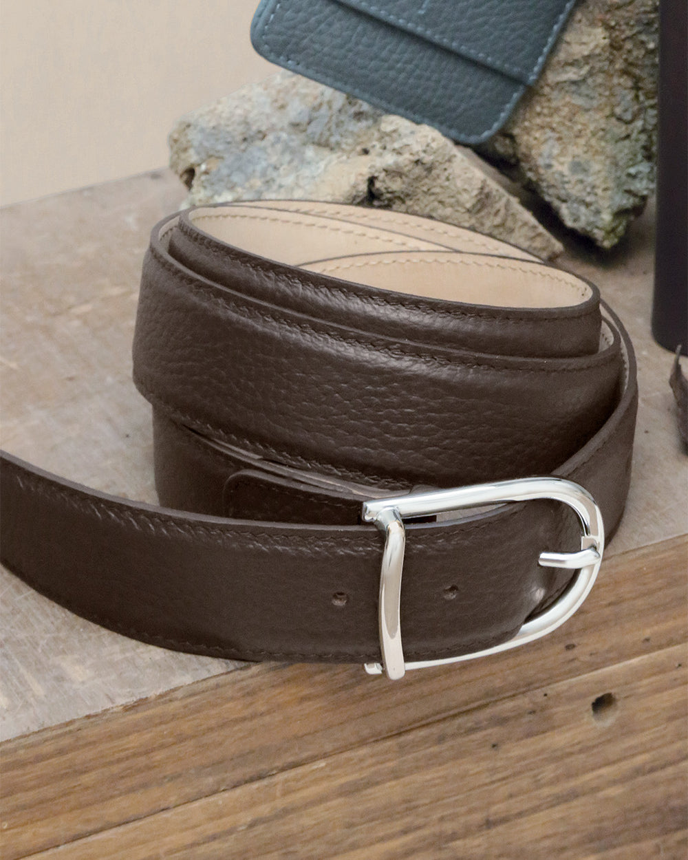 La ceinture Lorenzo Renouard en cuir façon vigogne chocolat et boucle nickelée, vue en ambiance.
