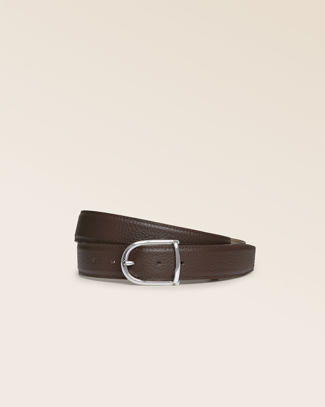 La ceinture Lorenzo Renouard en cuir façon vigogne chocolat et boucle nickelée, vue de face en studio.