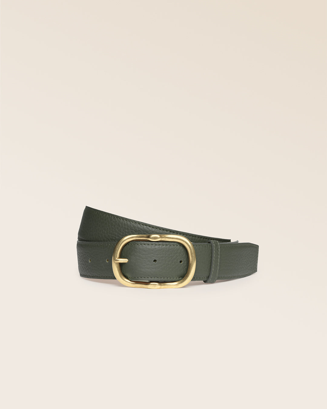 La ceinture Louison Renouard en cuir façon vigogne kaki et boucle laiton vieilli, vue de face en studio.