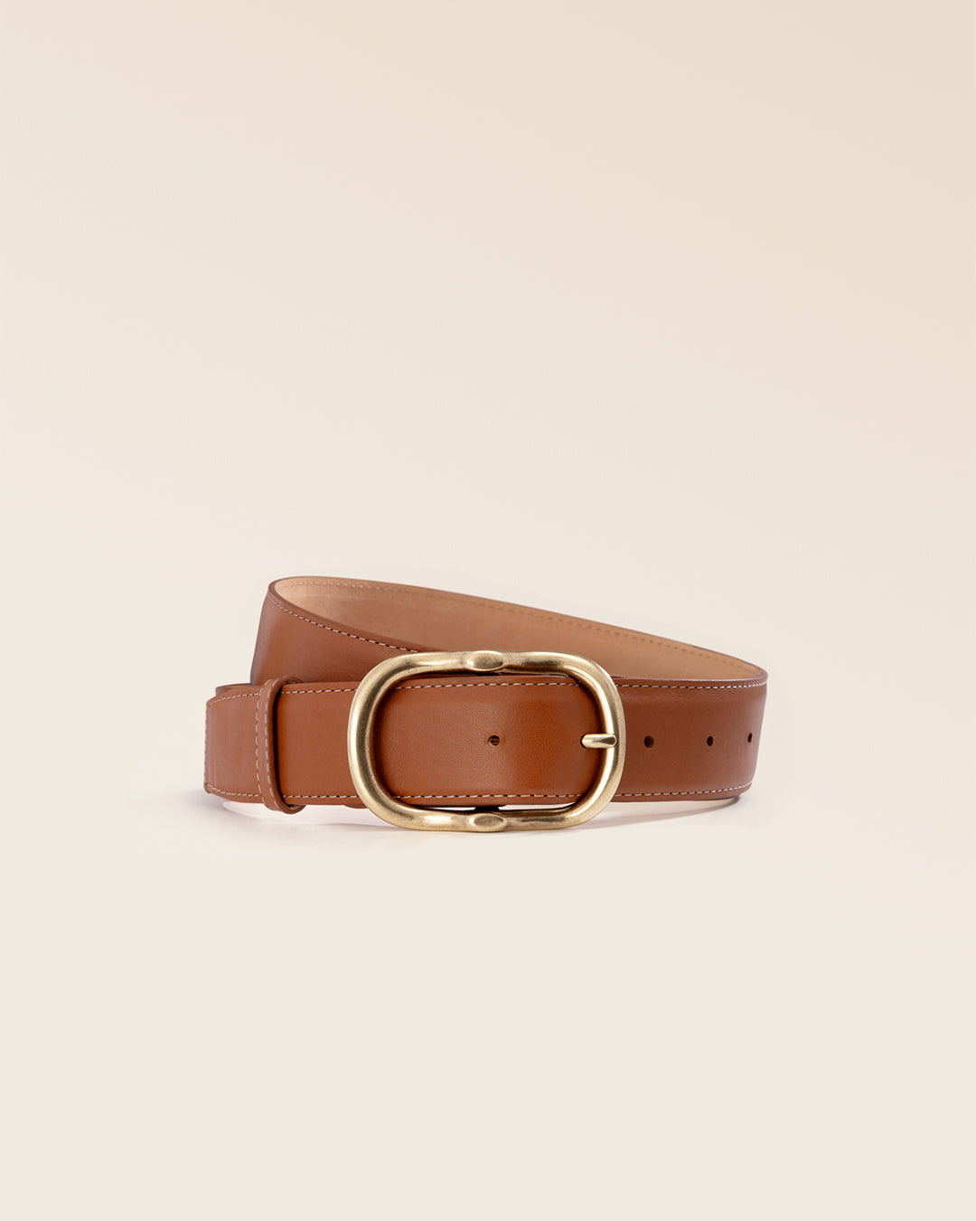 La ceinture Louison Renouard en cuir vintage camel, vue de face en studio.