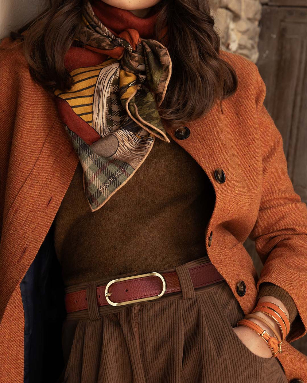 Notre ceinture Martingale Renouard en cuir façon vigogne terracotta vue portée par notre mannequin.
