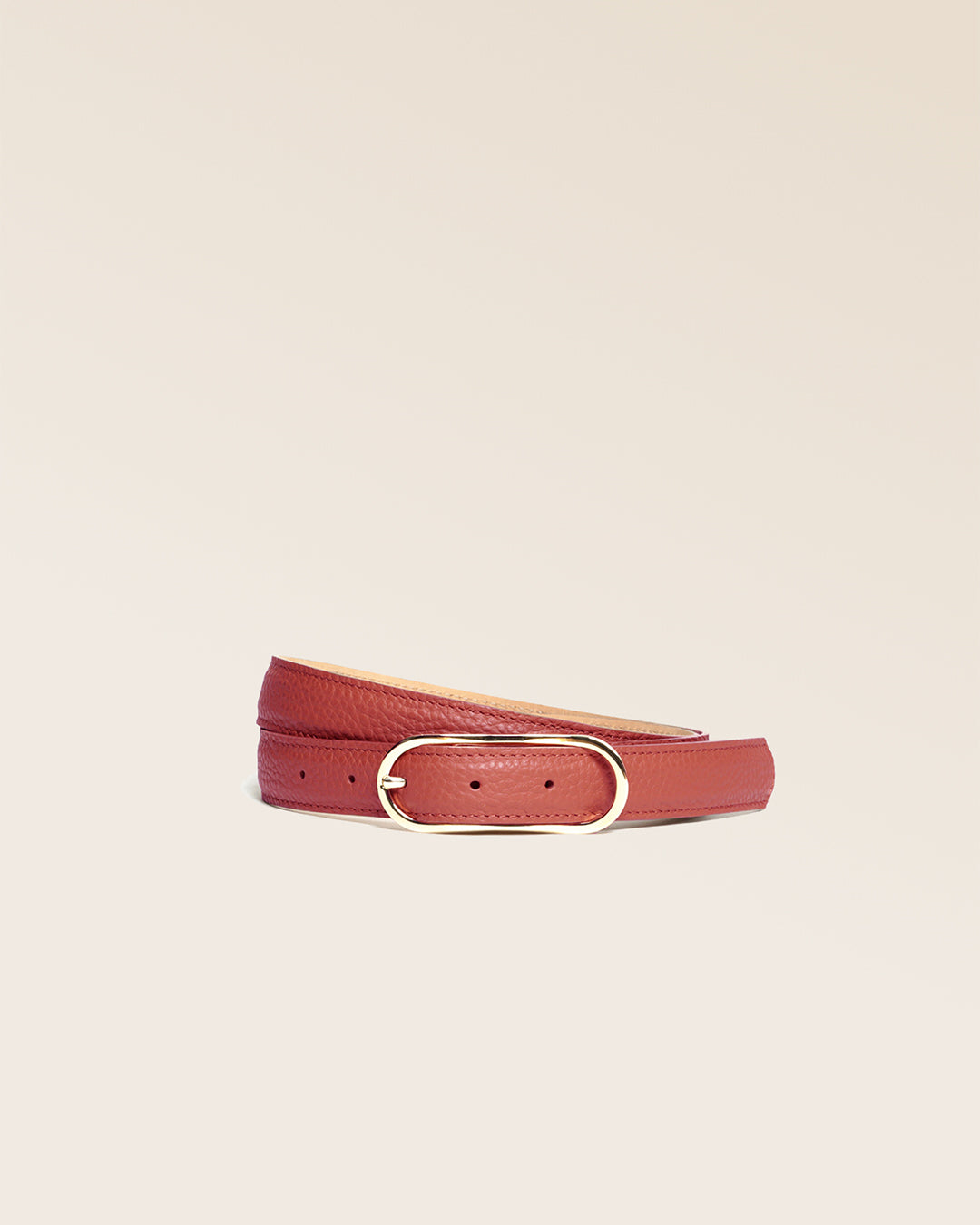 Notre ceinture Martingale en cuir façon vigogne terracotta vue de face en studio.
