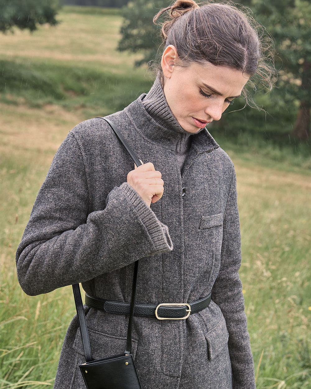 La ceinture Martingale Renouard en cuir façon vigogne noir et sa boucle dorée, vue portée par notre mannequin.