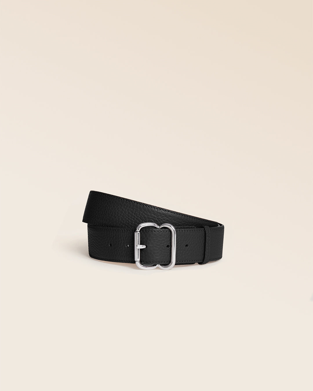La ceinture Orso Renouard en cuir façon vigogne noir, vue de face en studio.