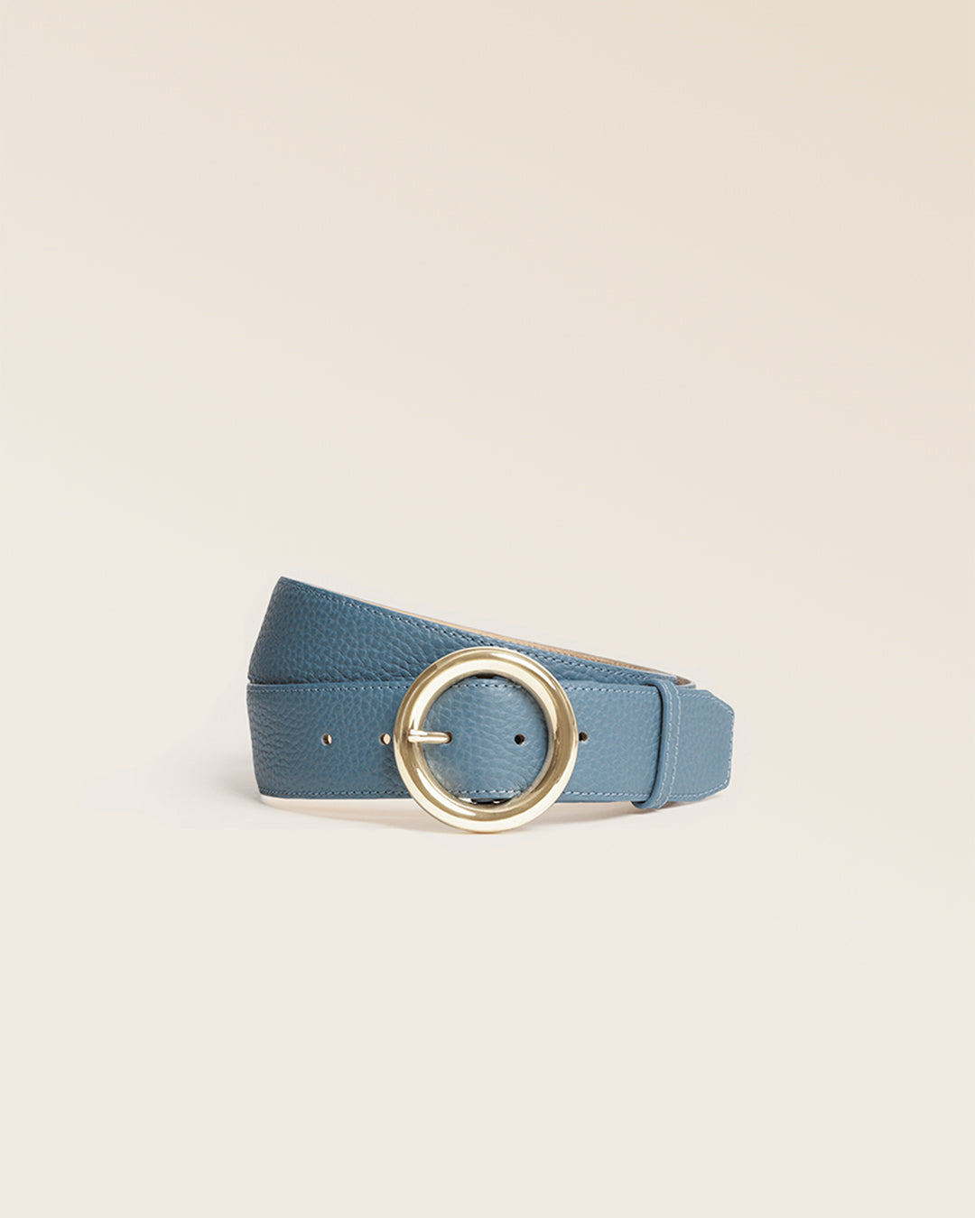 Notre ceinture Tamara Renouard, en cuir façon vigogne bleu cobalt et boucle dorée, vue de face en studio.