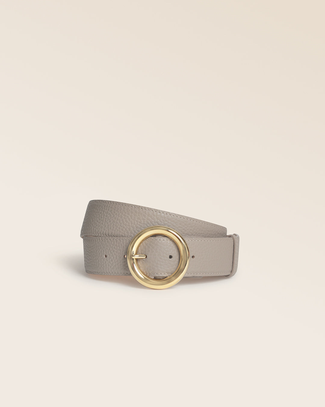 Notre ceinture Tamara Renouard en cuir façon vigogne corde et boucle dorée, vue de face en studio.