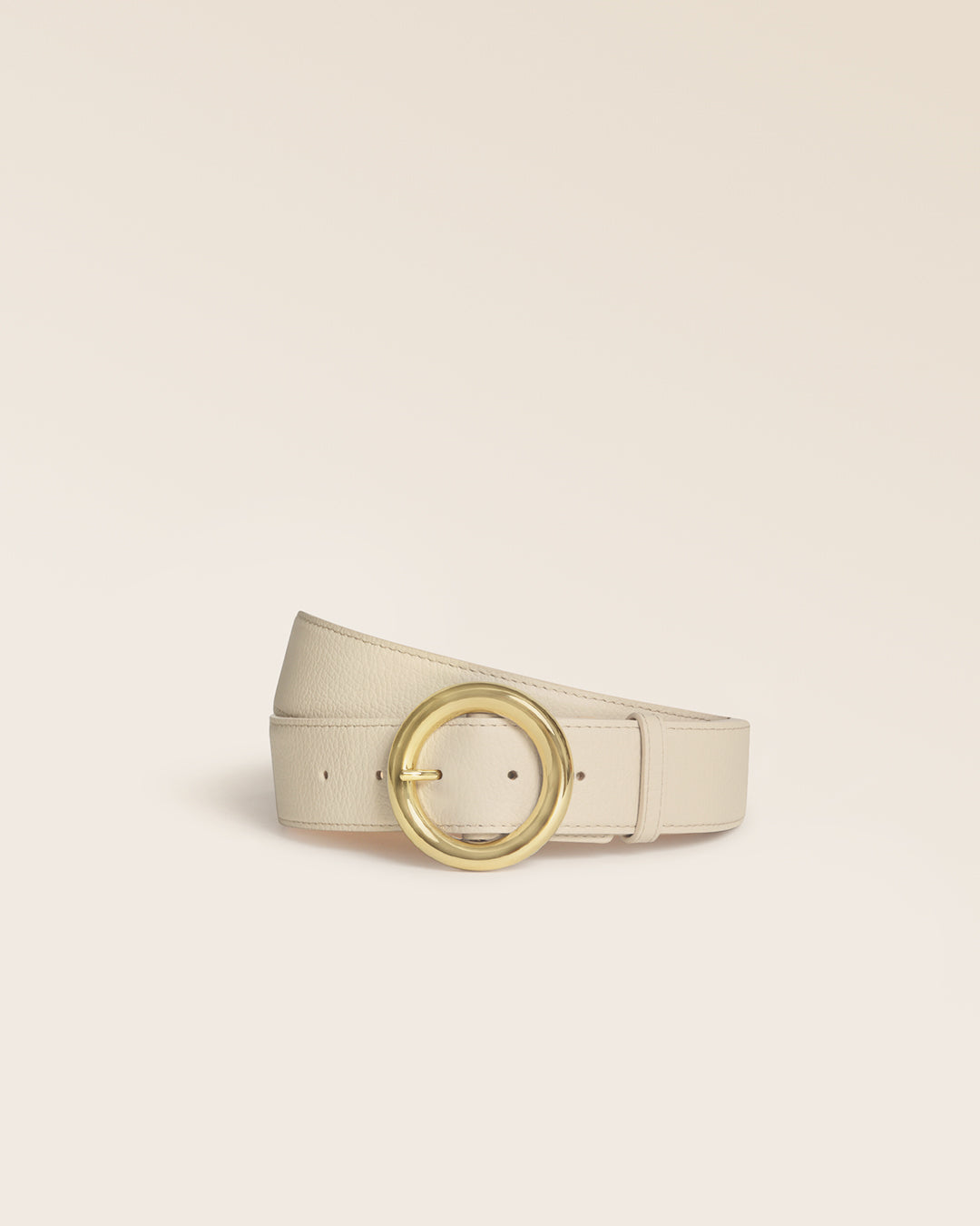 Notre ceinture Tamara Renouard en cuir façon vigogne crème et boucle dorée, vue de face en studio.