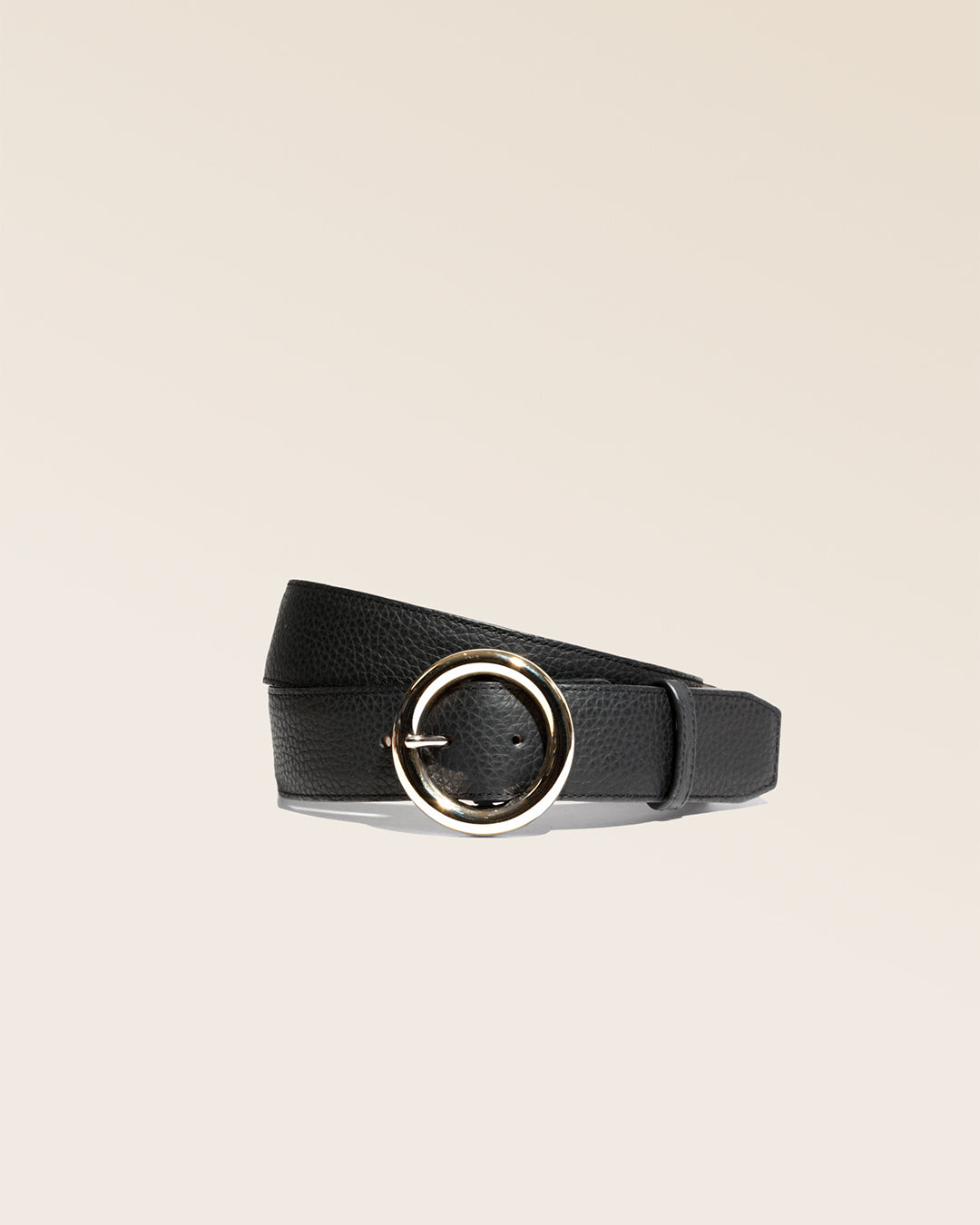 Notre ceinture Tamara Renouard, en cuir façon vigogne noir et boucle dorée, vue de face en studio.